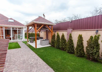 Chodník a dřevěný přístřešek Praha-Horní Měcholupy
