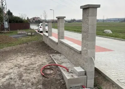 Betonový plot u RD Praha-Újezd