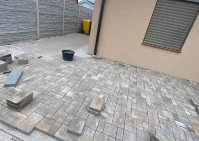 Dlažba u rodinného domu Praha-Horní Měcholupy